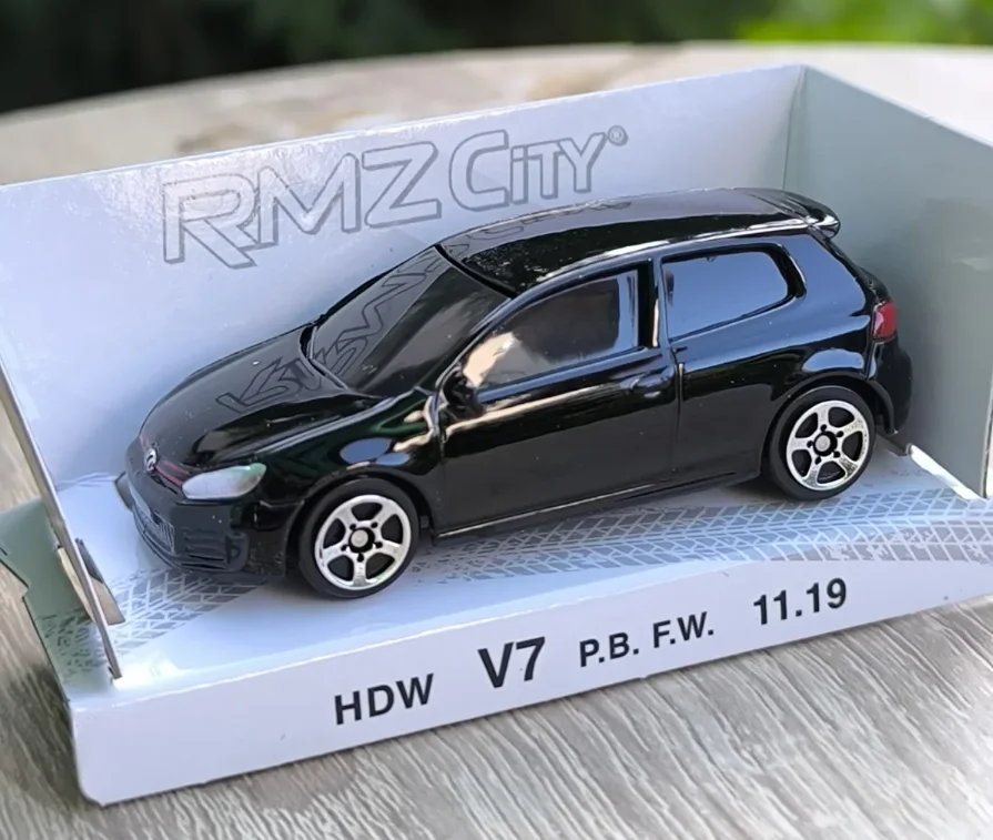 AutoArt Volkswagen Golf GTI 1:64
