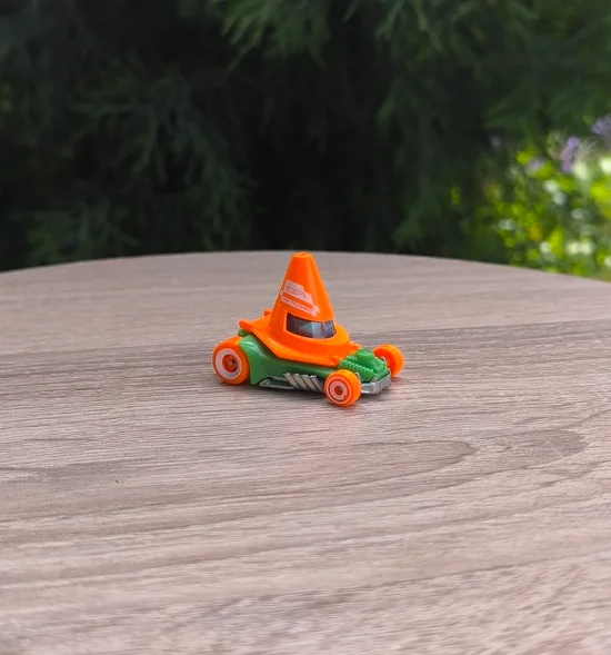 Hot Wheels Cone Shaker 1:64