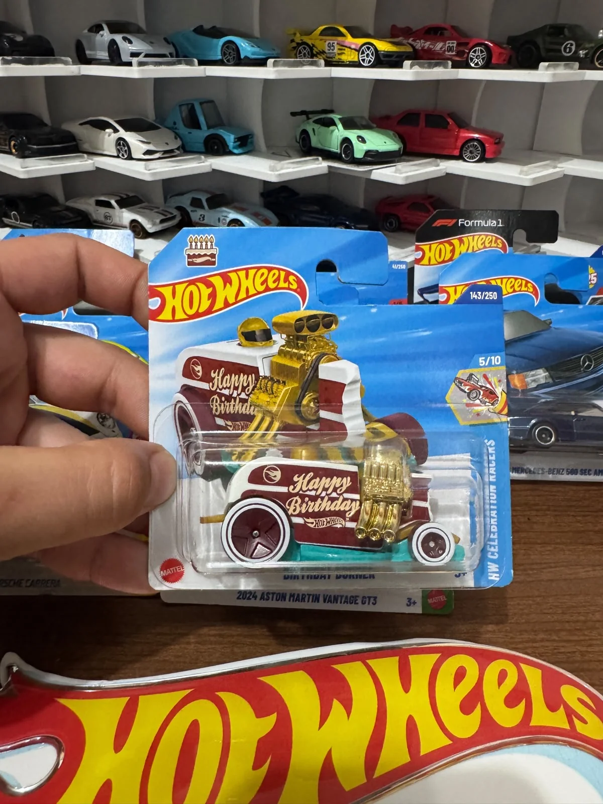 Hot Wheels Birthday buner 1:64
