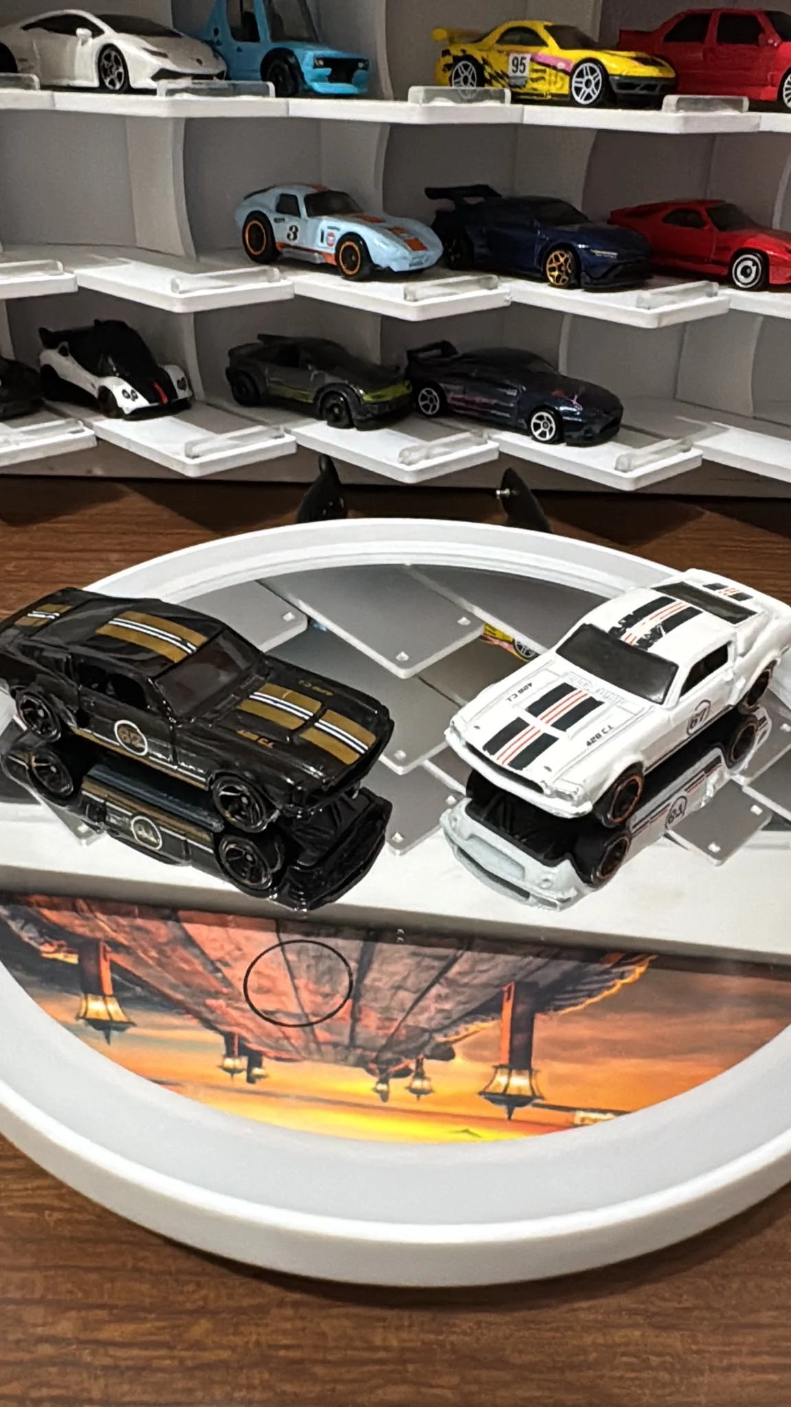 Hot Wheels Ford mustang black & white 1:64