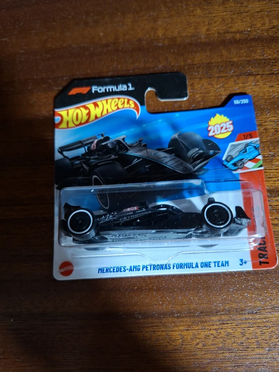Hot Wheels Mercedea AMG petronas Formula One team 1:64