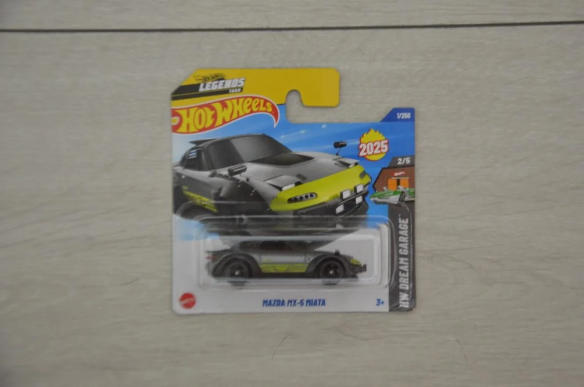 Hot Wheels Mazda MX-5 Miata - Legends TOUR 1:64