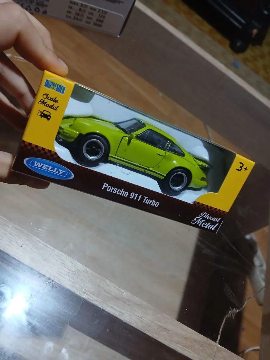 AutoArt Porshe 911 turbo 1:64