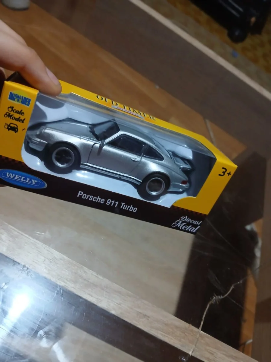 AutoArt Porshe 911 turbo  1:64