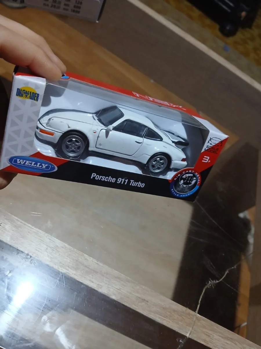 AutoArt Porshe 911 turbo  1:64