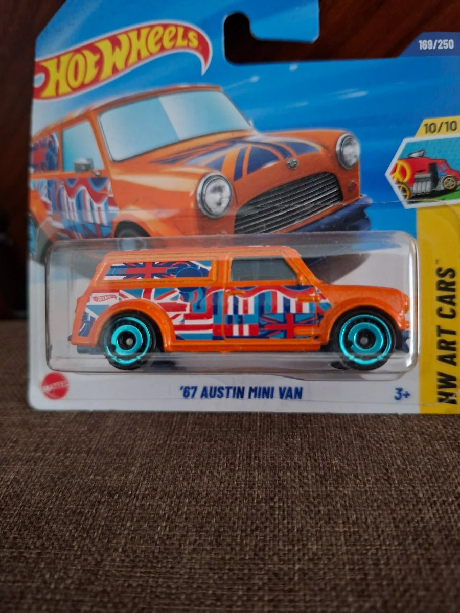Hot Wheels '67 Austin Mini Van 1:64