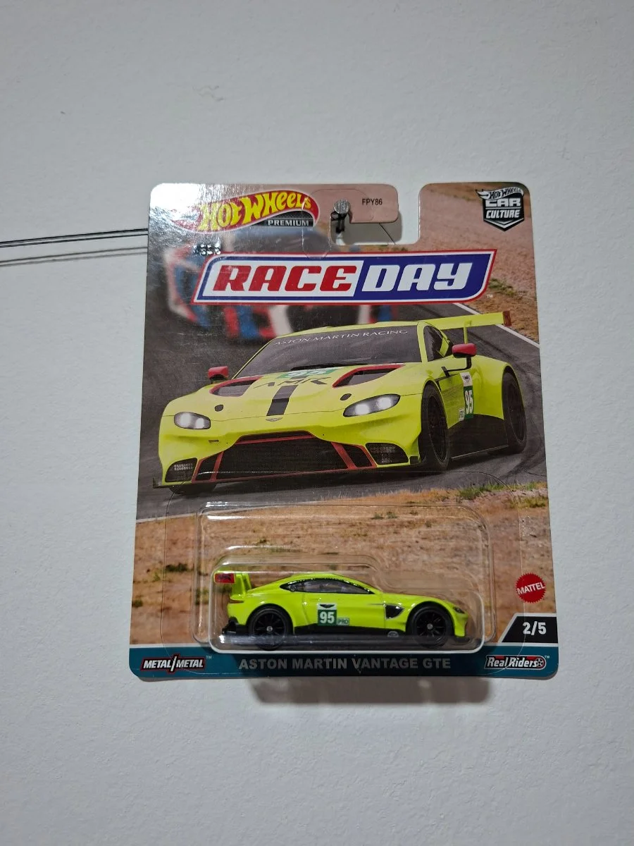 Hot Wheels Aston Martin Vantage GTE 1:64