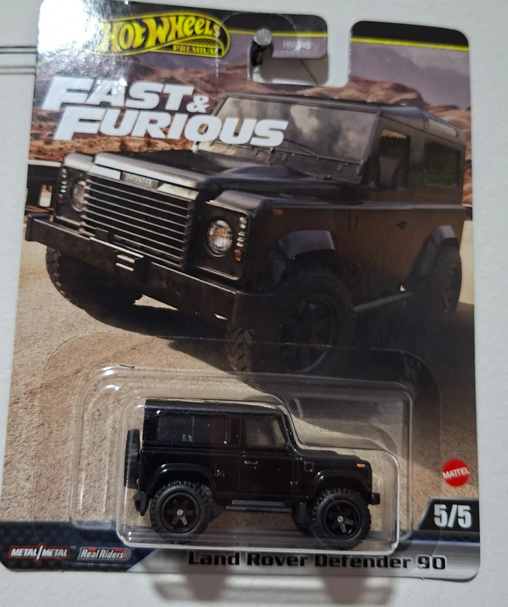 Hot Wheels Land Rover Defender 90 1:64