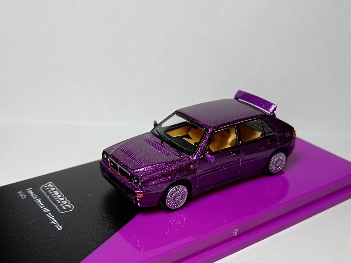 Tarmac Works Lancia Delta HF Integrale (viola)  1:64