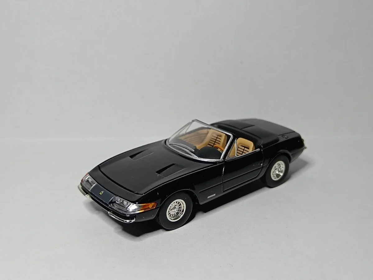 AutoArt Ferrari 365 GTS4  1:64