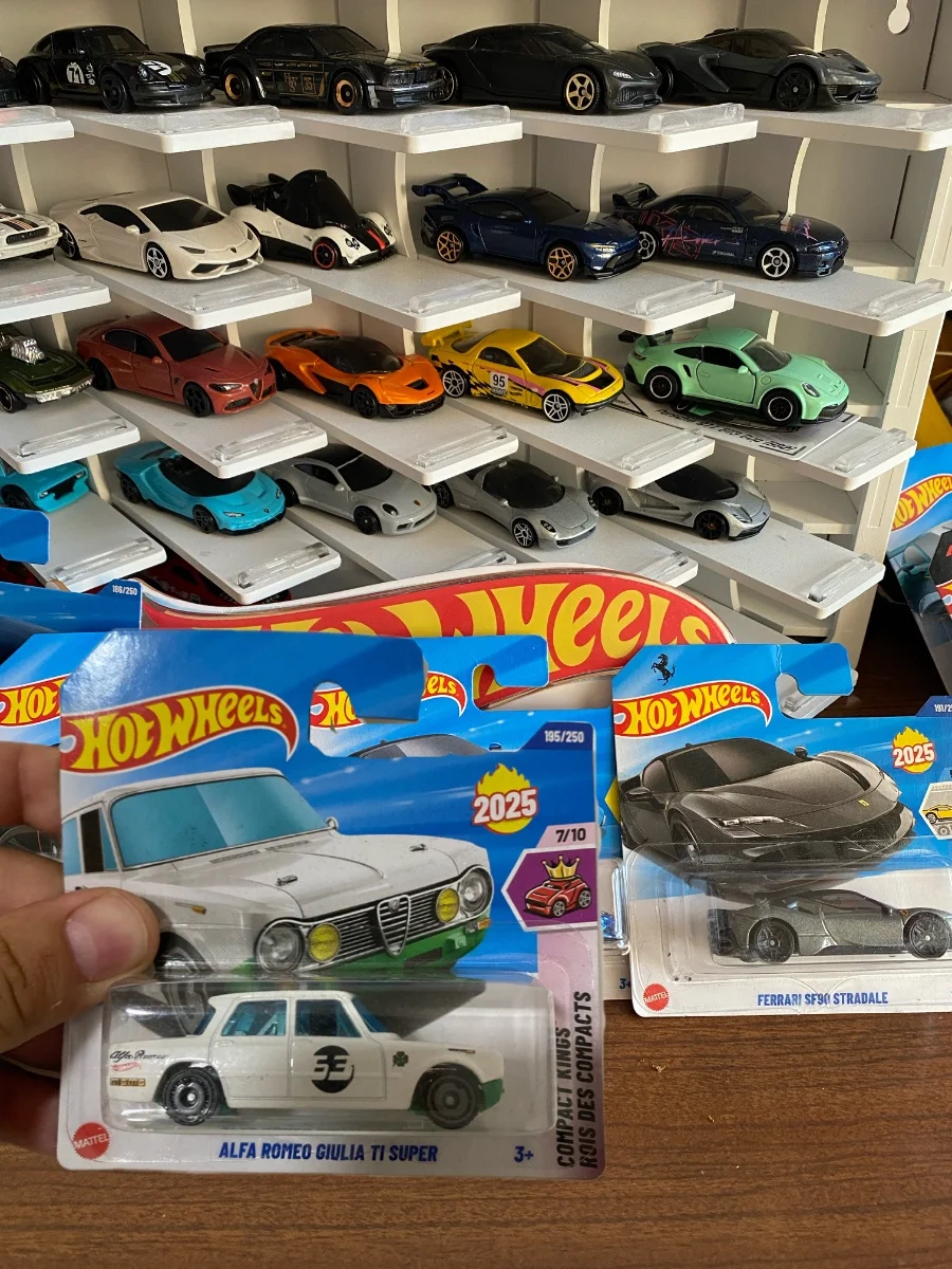 Hot Wheels Alfa Romeo Giulia 1:64