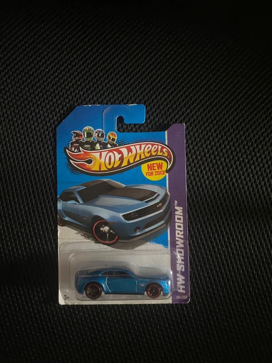 AutoArt 2013 hot wheels Camaro special edition  1:64