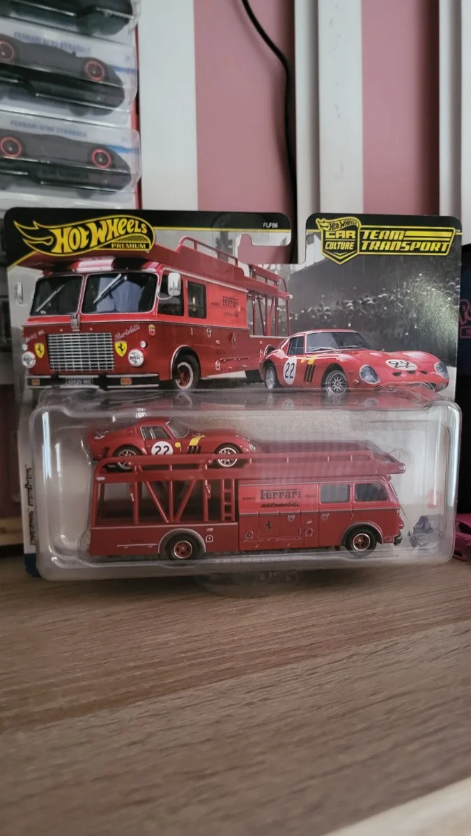 Hot Wheels Ferrari team transport 1:64