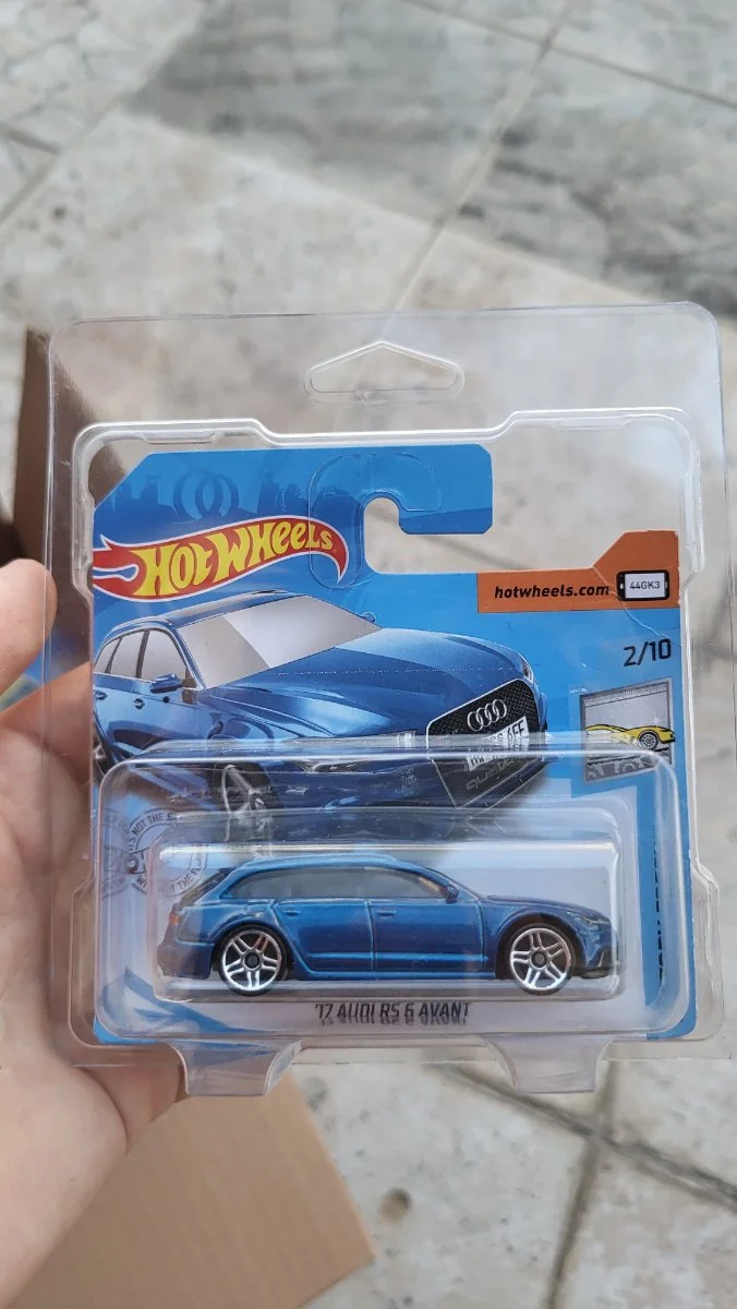 Hot Wheels 17 Audi rs6 avant 1:64
