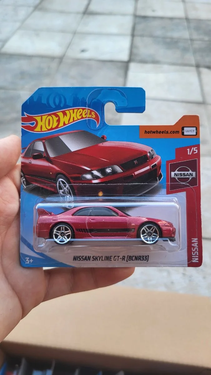 Hot Wheels Nissan skyline r33 1:64