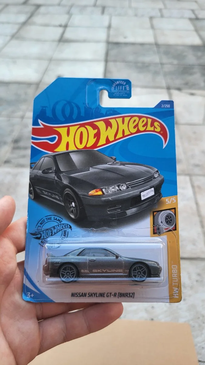 Hot Wheels Nissan skyline r32 1:64