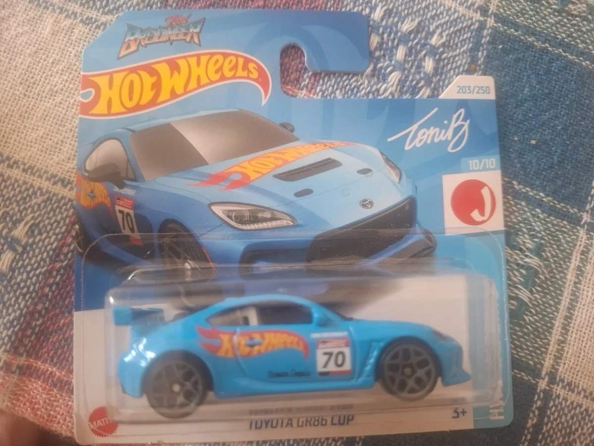 AutoArt Toyota GR86 1:64