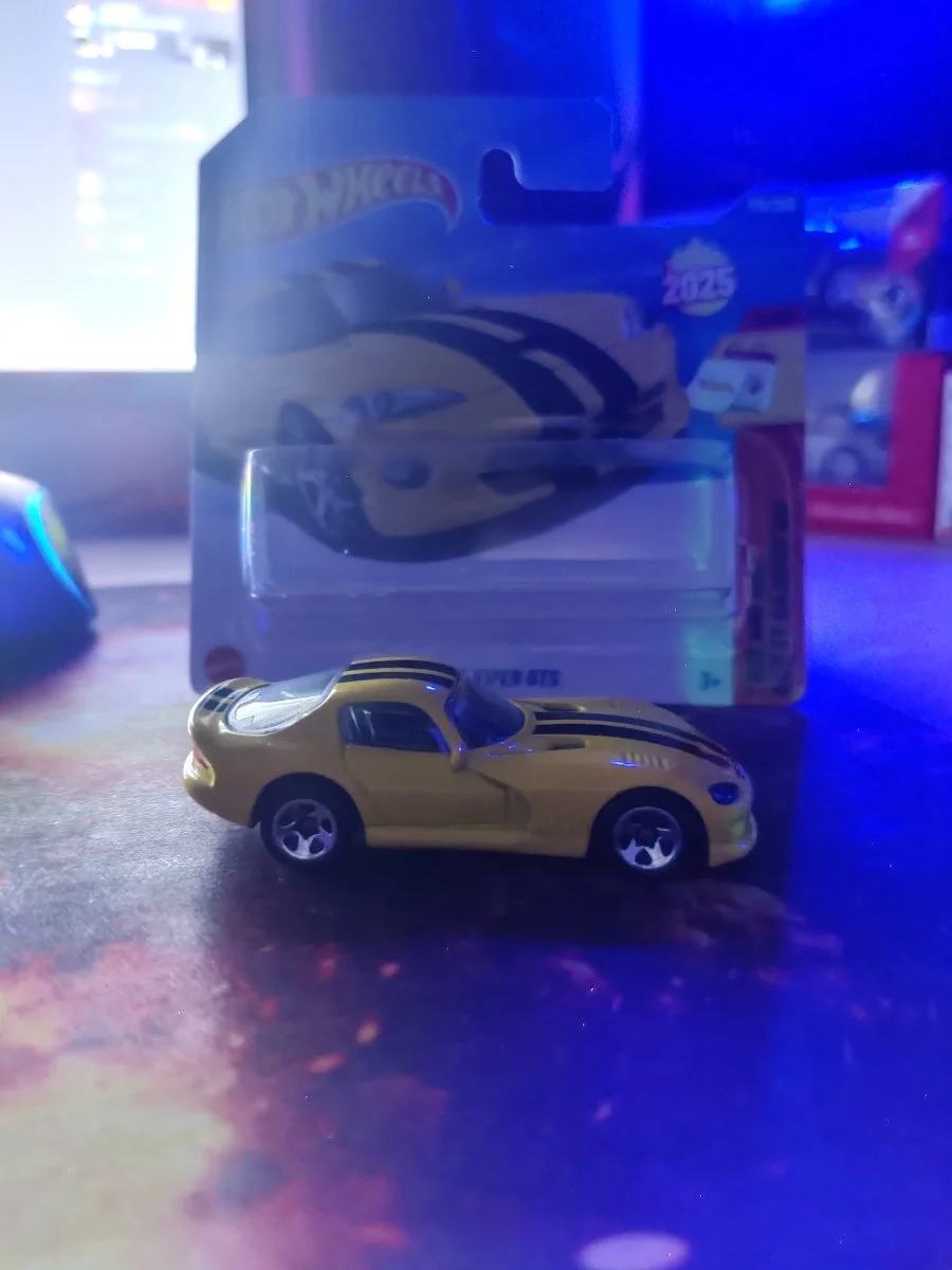 Hot Wheels '96 Dodge Viper GTS 1:64