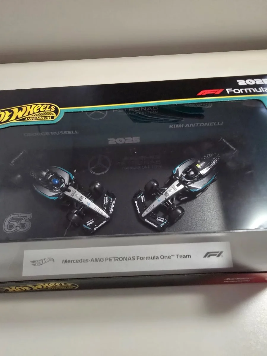 Hot Wheels Mercedes-AMG PETRONAS Formula One Team 1:64