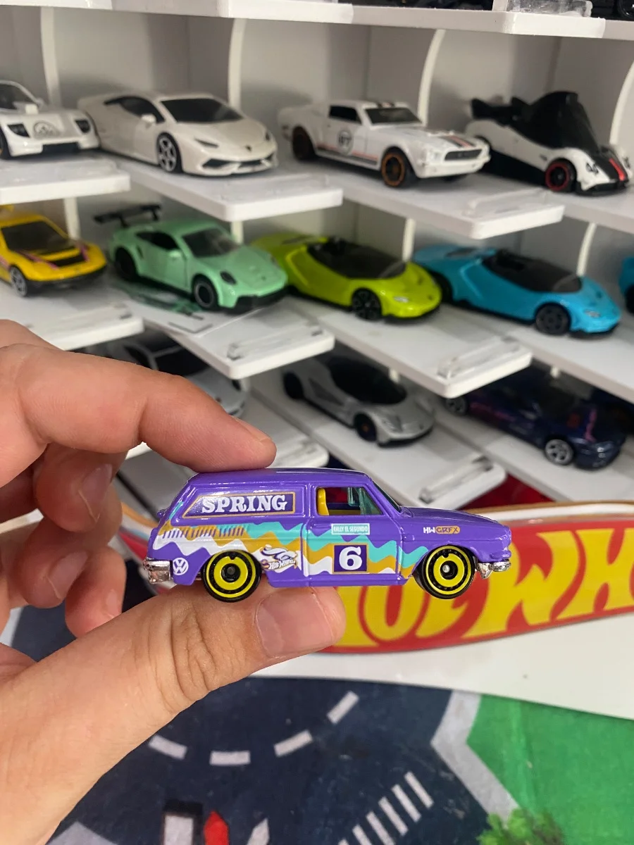 Hot Wheels Custom ‘69 Volkswagen squareback 1:64