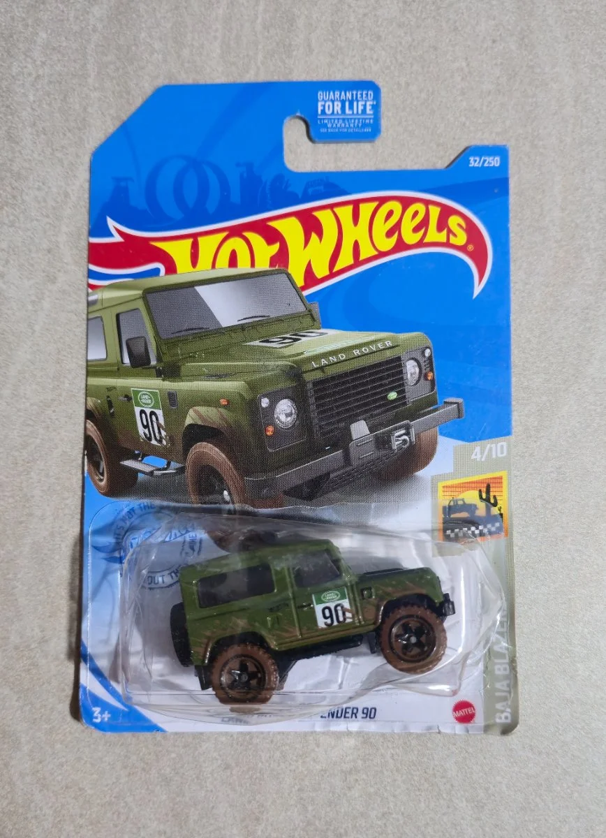 Hot Wheels Land Rover Defender 90 1:64