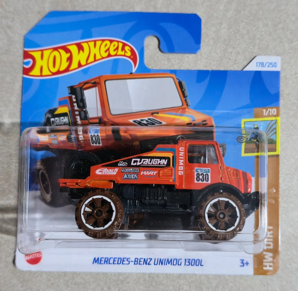 Hot Wheels Mercedes-Benz Unimog 1300L 1:64