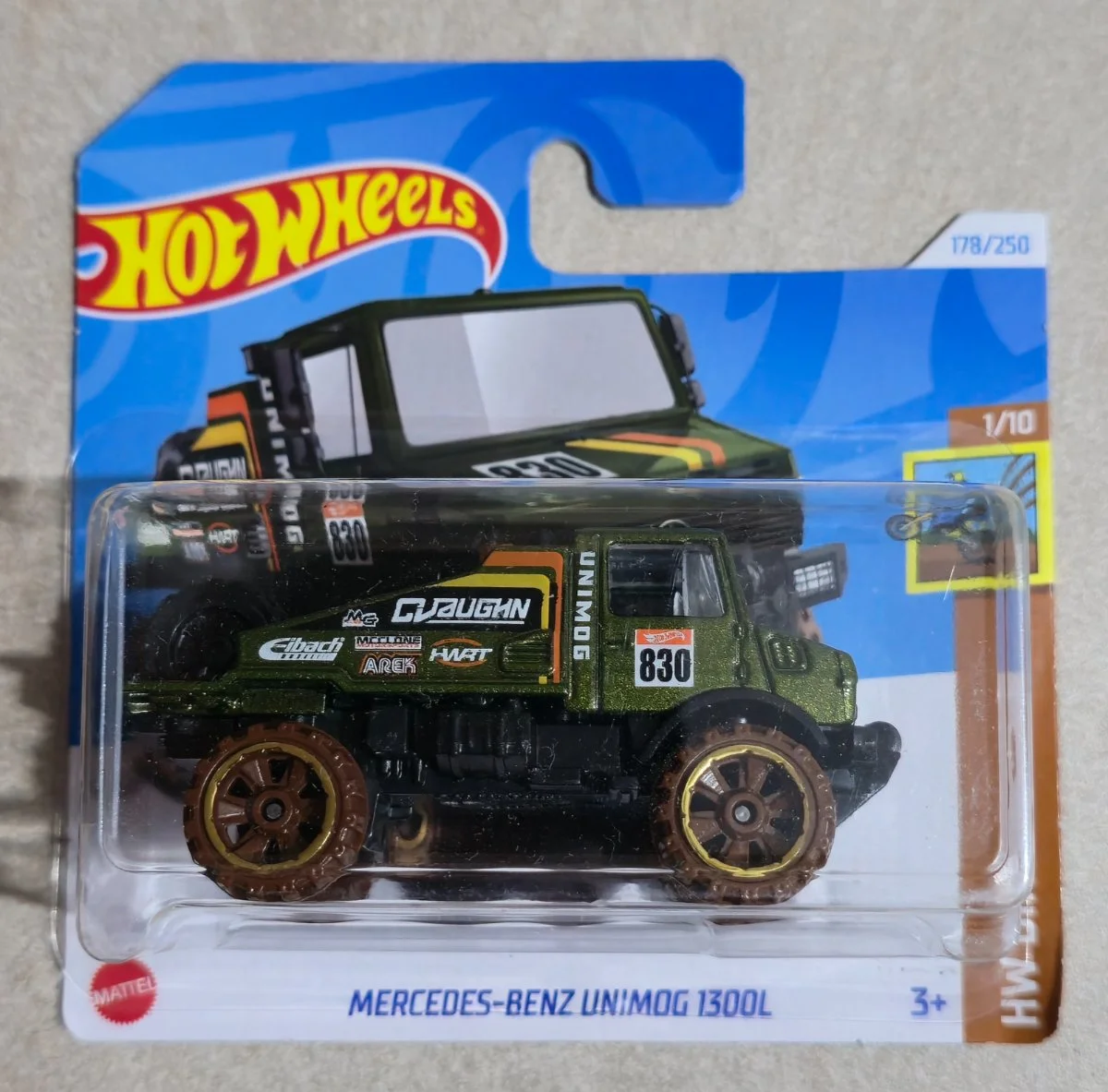 Hot Wheels Mercedes-Benz Unimog 1300L 1:64