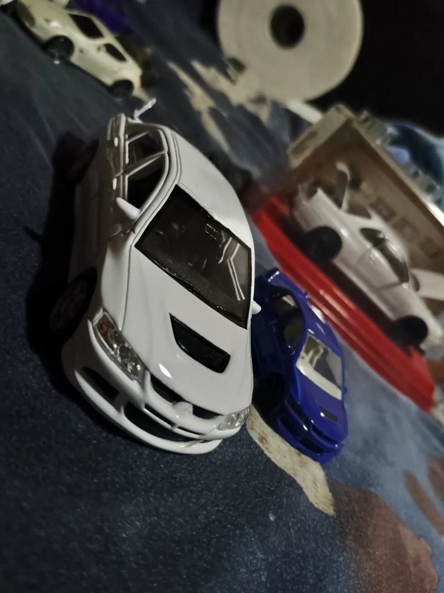 Welly Mitsubishi Lancer evolution 8 & 9 1:64