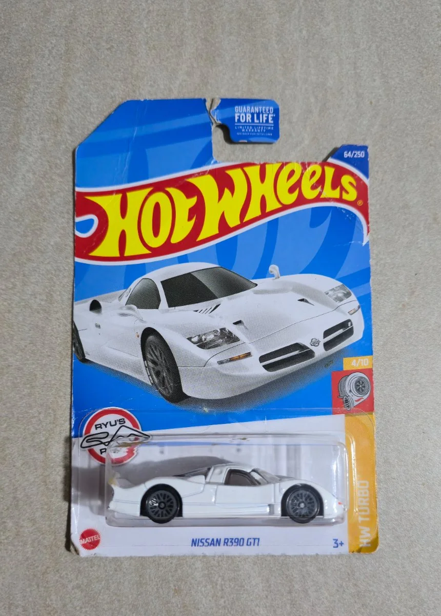 Hot Wheels Nissan R390 GT1 1:64