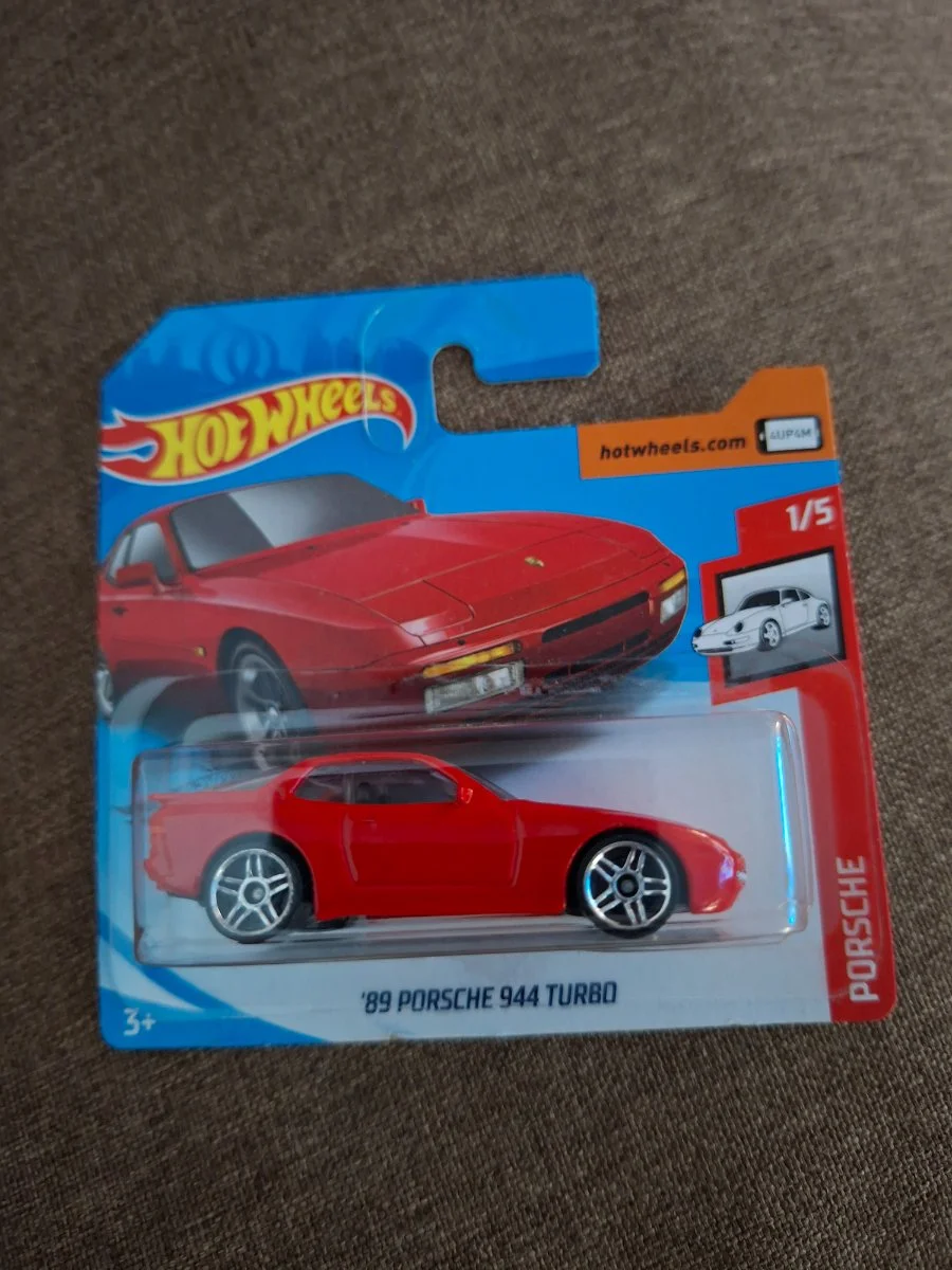 Hot Wheels '89 Porsche 944 Turbo  1:64