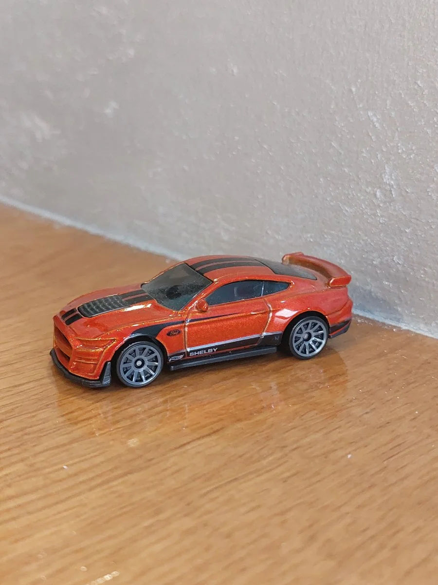 Hot Wheels 20 Ford shelby gt500 1:64
