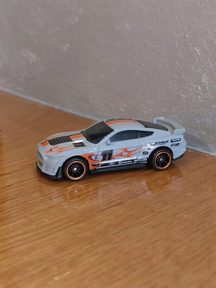 Hot Wheels 20 Ford shelby gt500 1:64