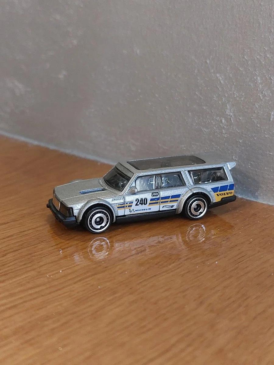 Hot Wheels Volvo 240 drift wagon 1:64
