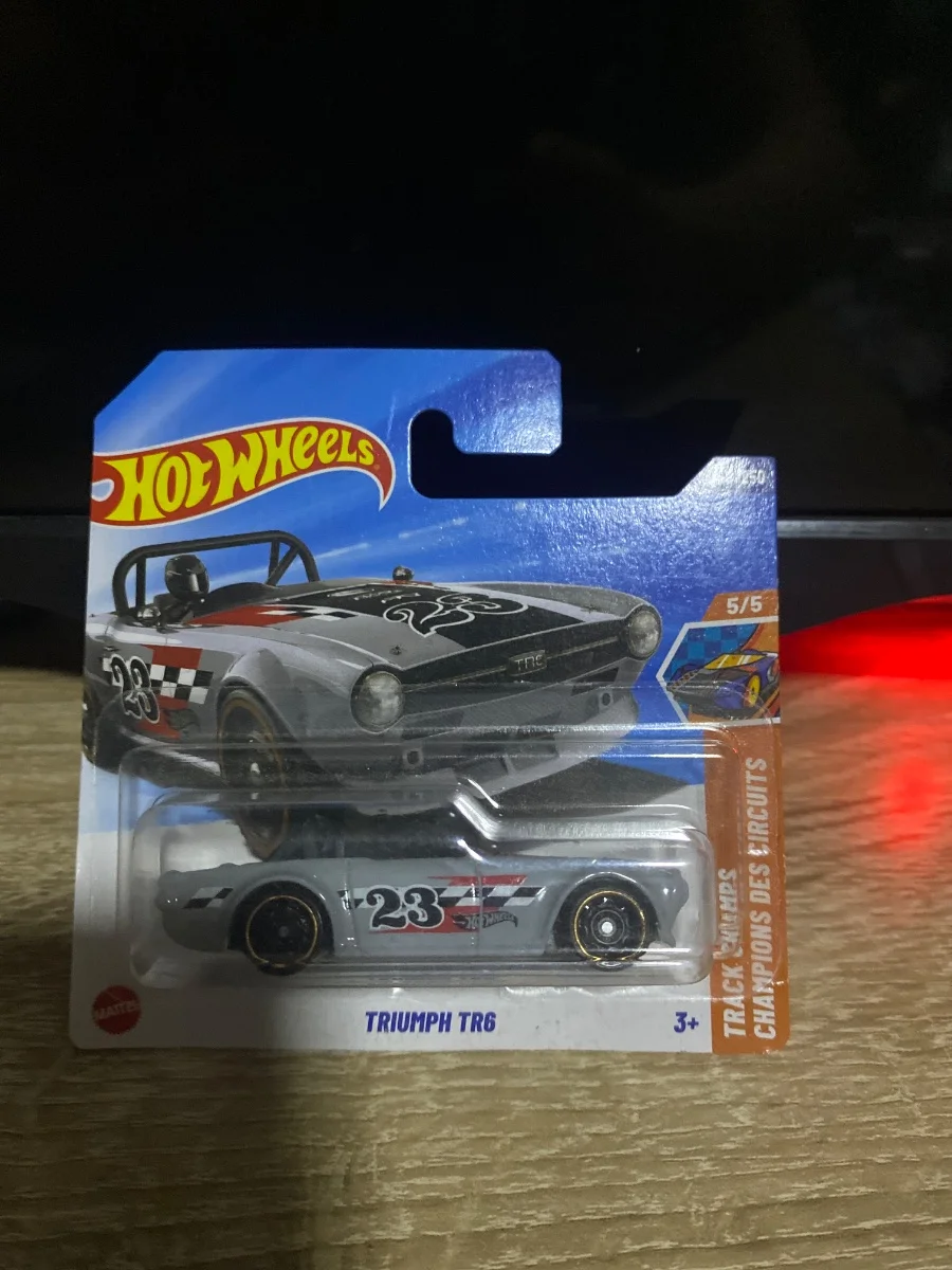 AutoArt Triumph tr6  1:64