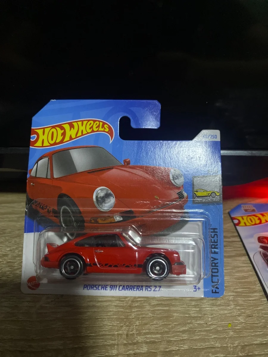 AutoArt Porsche 911 carera rs 2.7 1:64