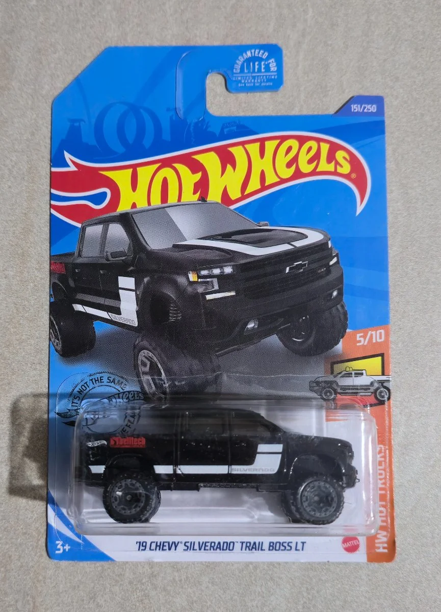 Hot Wheels '19 Chevy Silverado Trail Boss LT 1:64