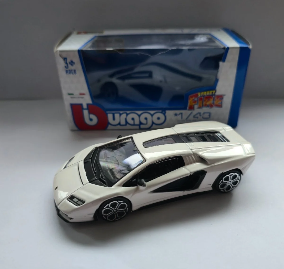 Bburago Lamborghini Countach LPI 800-4 1:43