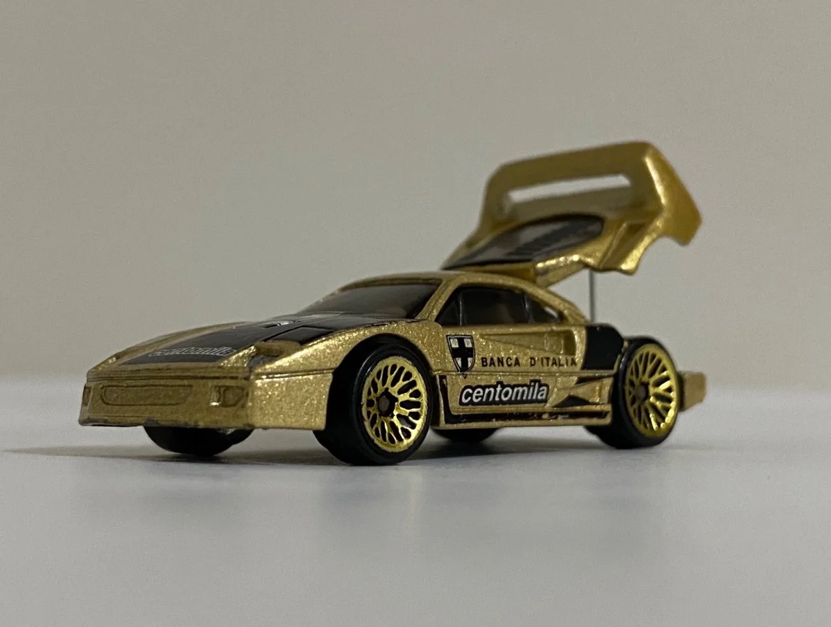 Hot Wheels Ferrari F40 1988 Metalic Gold 1:64