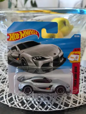 Hot Wheels '20 Toyota GR Supra 1:64 - minigaraza.com