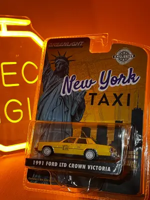GREENLIGHT COLLECTIBLES Poklon iz New York City-a  1:64 - Minigaraža