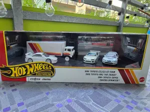 Aktuelni izazov - Hot Wheels Premium Autos Gulf 4er Set - Minigaraža