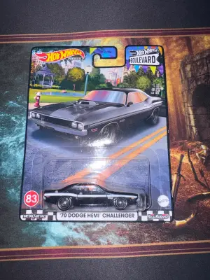Hot Wheels 70 DODGE HEMI CHALLENGER 1:64 - Minigaraža