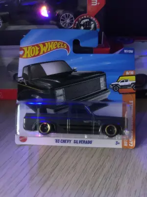 Hot Wheels '83 Chevy Silverado 1:64 - Minigaraža