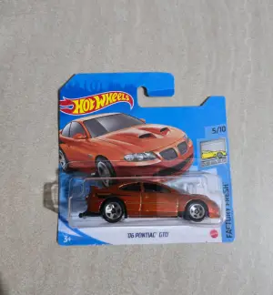Hot Wheels '06 Pontiac GTO 1:64 - Minigaraža