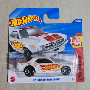 Hot Wheels '67 Ford Mustang Coupe 1:64 - Minigaraža
