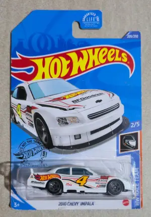 Hot Wheels 2010 Chevy Impala 1:64 - Minigaraža