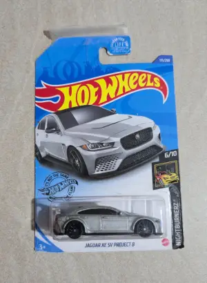 Hot Wheels Jaguar XE SV Project 8 1:64 - Minigaraža