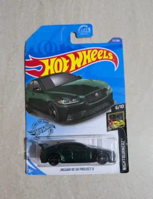 Hot Wheels Jaguar XE SV Project 8 1:64 - Minigaraža