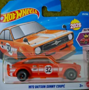 Hot Wheels 1972 Datsun Sunny Coupe 1:64 - Minigaraža