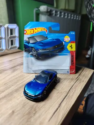 Hot Wheels Ferrari 12Cilindri 1:64 - Minigaraža